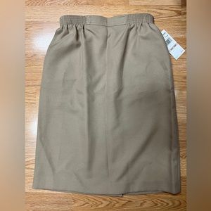 Brand new with tags Alfred dunner elastic waist skirt size 12 p 100% polyester